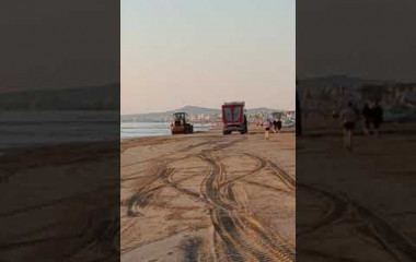 La pulizia della spiaggia alle 6 di mattina davanti all'hotel San Francisco Spiaggia